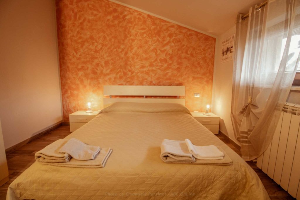 camera norcia arancione letto