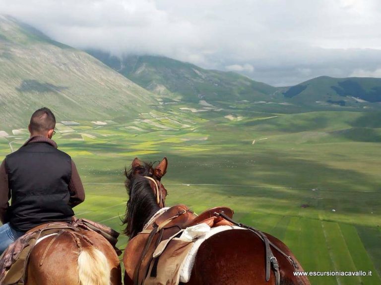Scegli la data ! Tre giorni a cavallo nel parco nazionale dei monti sibillini e nella pianura di Castelluccio