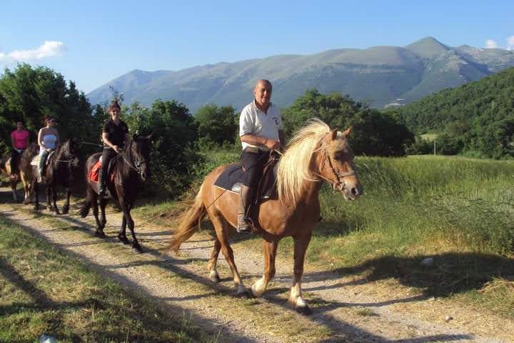 Lunedì 10 Aprile : Pasquetta nella verde Umbria , una giornata a cavallo con sosta per il pranzo