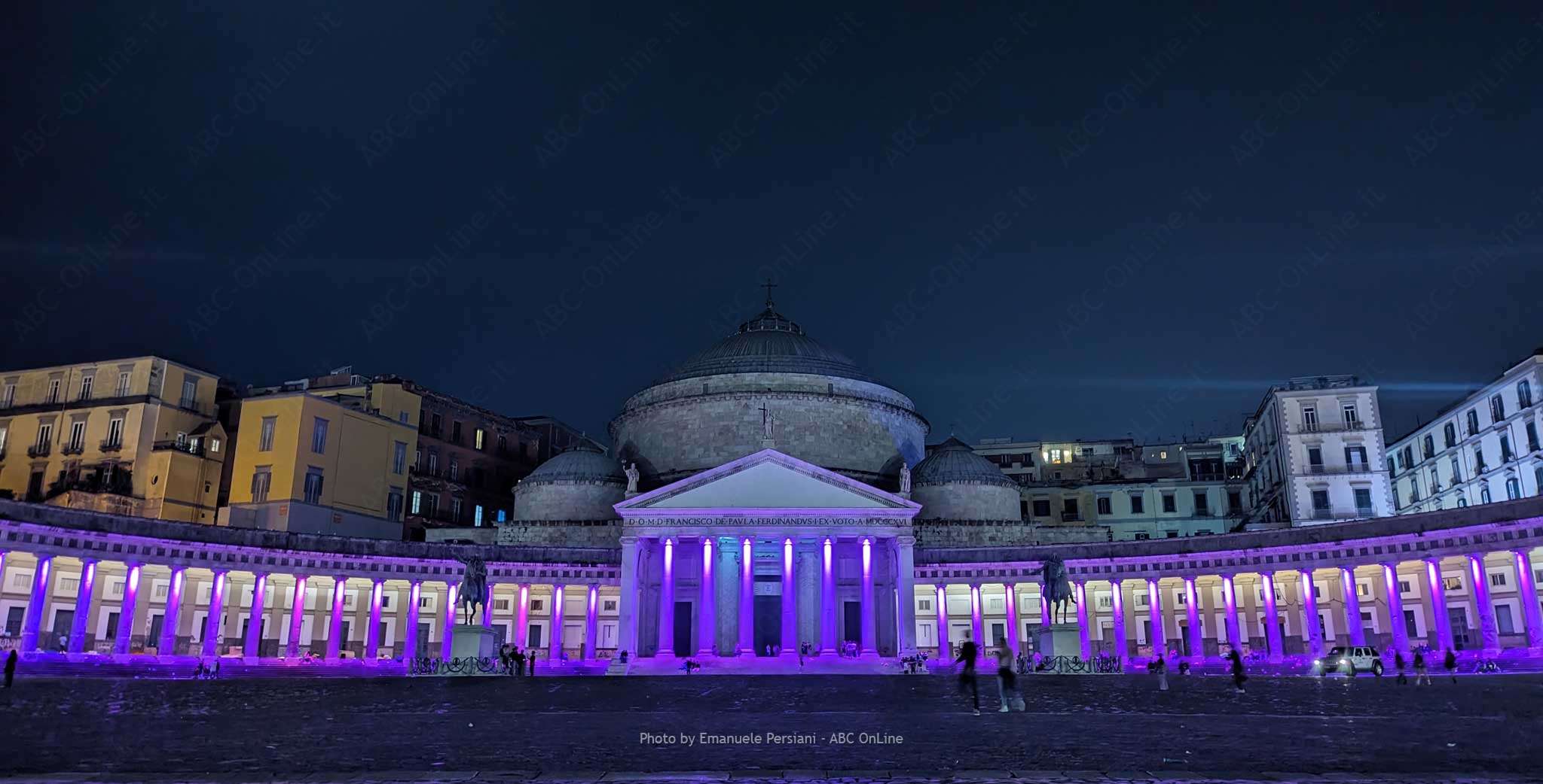 Piazza del Plebiscito a Napoli in notturna